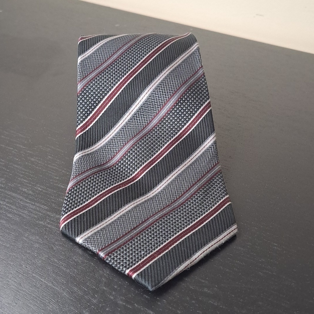 Bill Blass silk tie  56"x3.5" SALE